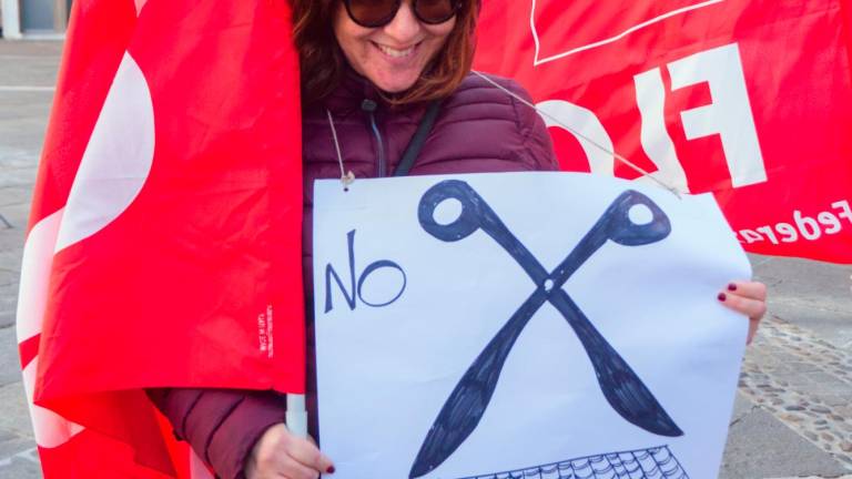 Presidio della Cgil in piazza del Popolo a Ravenna per lo sciopero della scuola e incontro con il prefetto