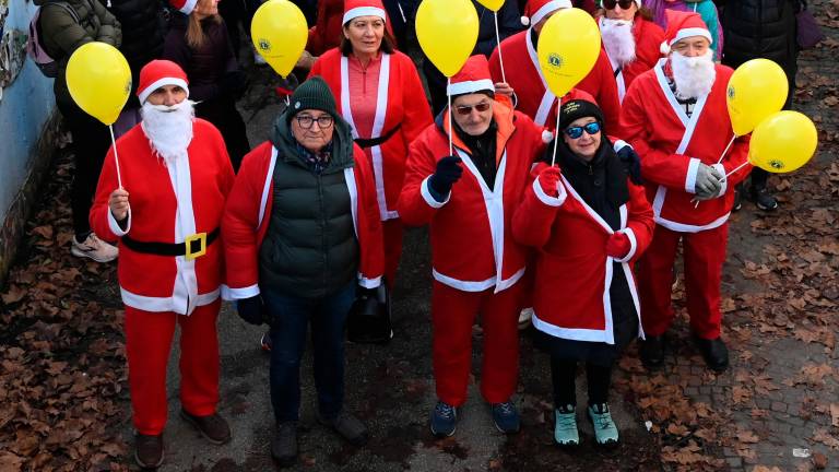 Forlì, dalla camminata dei Babbo Natale 5mila euro per lo Ior grazie al record di partecipanti VIDEO GALLERY