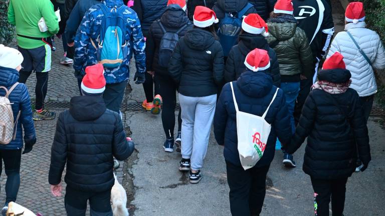 Forlì, dalla camminata dei Babbo Natale 5mila euro per lo Ior grazie al record di partecipanti VIDEO GALLERY