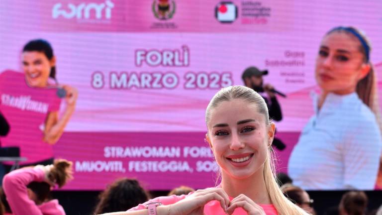 Forlì, StraWoman colora di rosa Formì e raccoglie fondi per lo Ior FOTOGALLERY