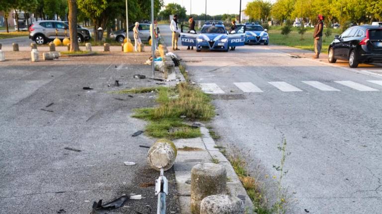 Ravenna, fa un disastro con l’auto rubata, caccia all’uomo