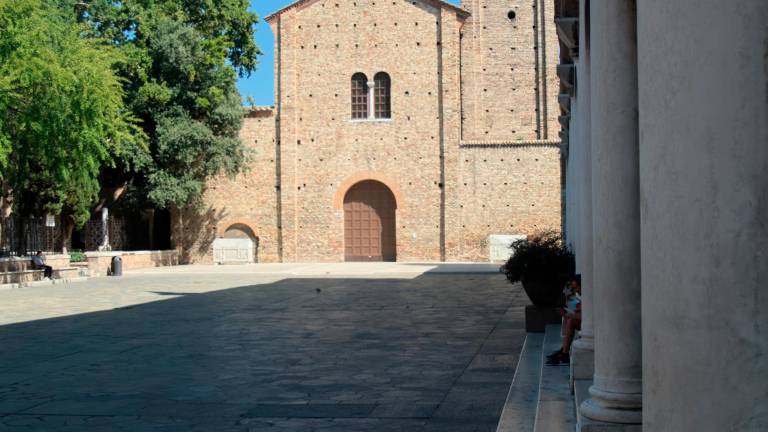 Ravenna. Entra in chiesa e si siede sull’altare: «Sono divino, posso stare qui»