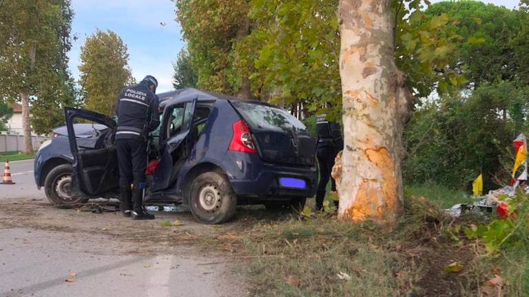 Ravenna, incidente: si schianta contro un platano con l’auto, 31enne gravissimo