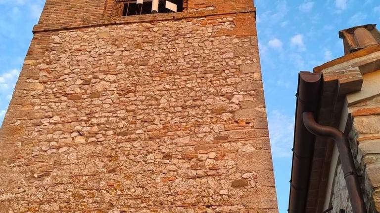 Verucchio. Torre campanaria, cadono coppi e pietre: ecco 50mila euro per i lavori