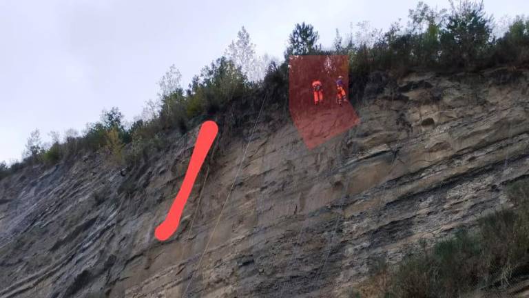 Modigliana, rocciatori al lavoro per mettere in sicurezza la parete sulla strada, viabilità chiusa per 5 ore