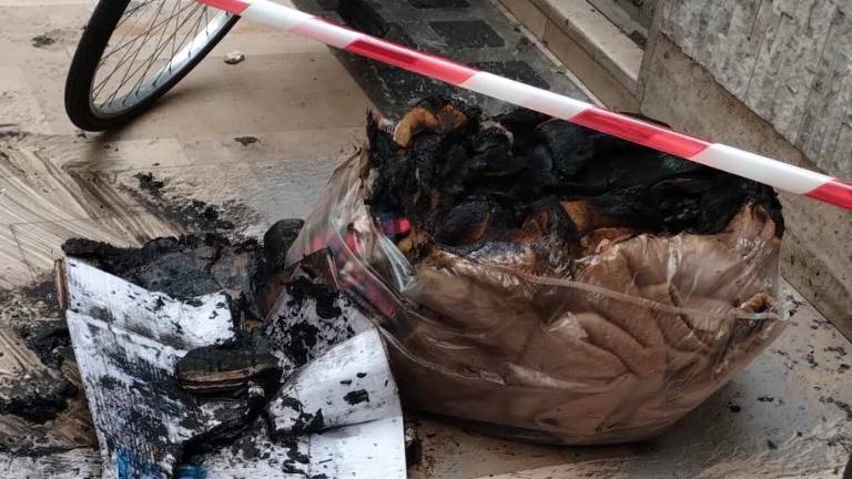 Cesena, bruciate coperte e cappotto dei senzatetto in galleria Oir