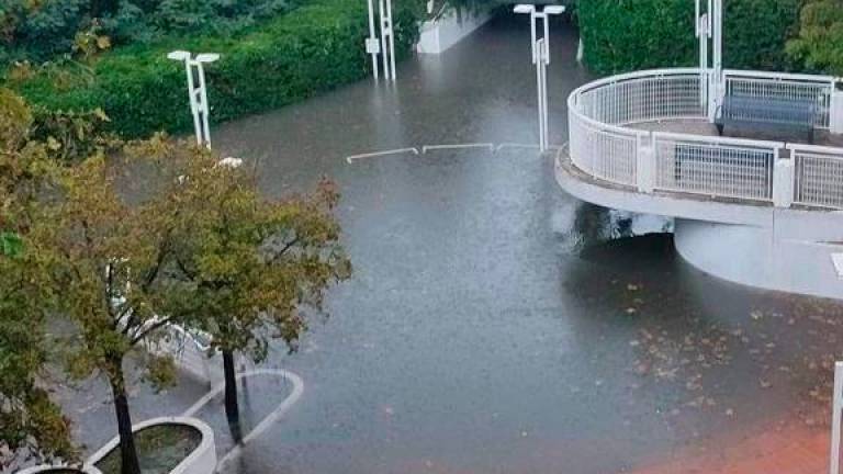 A Bellaria matrimonio nella chiesa allagata: due ragazzi fanno i tuffi come in piscina