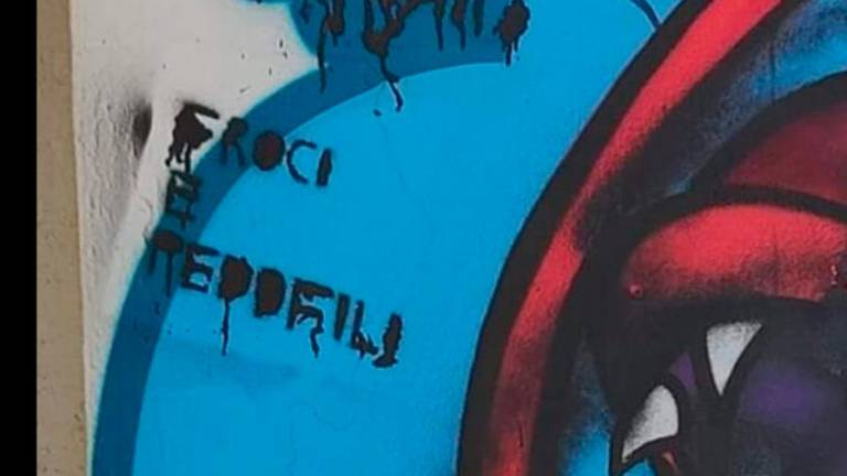 Rimini, bandiere strappate e scritte offensive al Bagno “Gay friendly”: i titolari sporgono denuncia ai Carabinieri