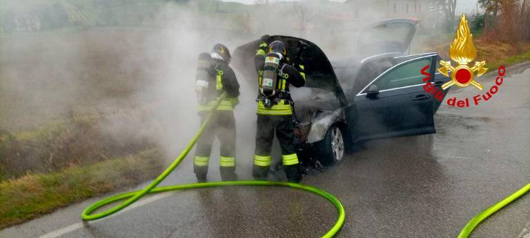 Meldola, auto in fiamme, l’intervento dei Vigili del Fuoco VIDEO