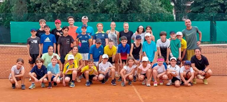 Giocatori e tecnici del Circolo Tennis Casalboni di Santarcangelo che anche quest’anno potrebbe presentare otto squadre nei campionati giovanili