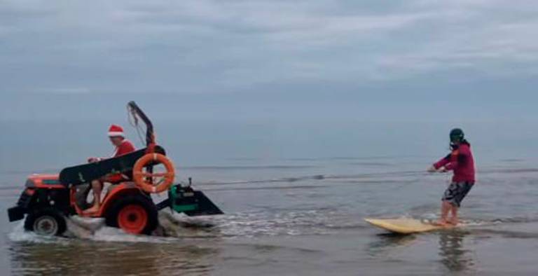 Un surf e un trattore: l’acquasky di Santo Stefano a Riccione VIDEO