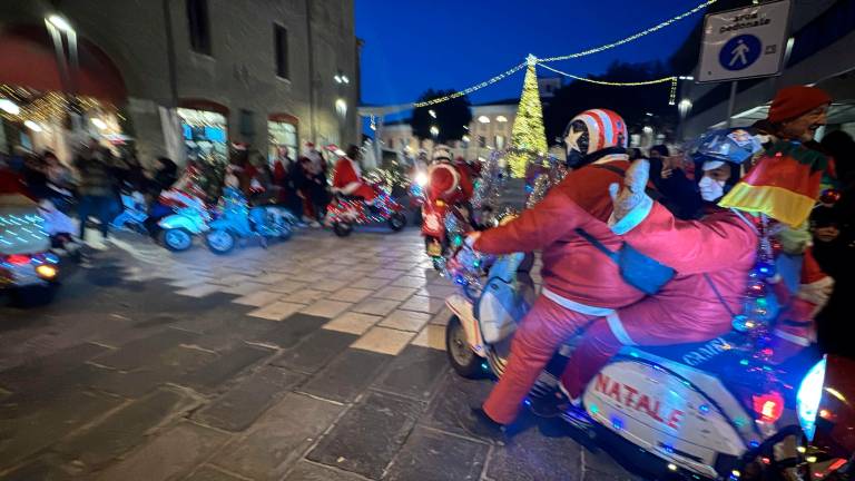 A Cesena i Babbi Natale sfrecciano in Vespa e portano doni ai bambini VIDEO e FOTOGALLERY