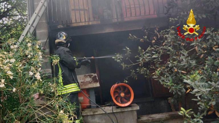 Mercato Saraceno, 52enne salvata dal rogo della sua casa, soccorsa per intossicazione - VIDEO