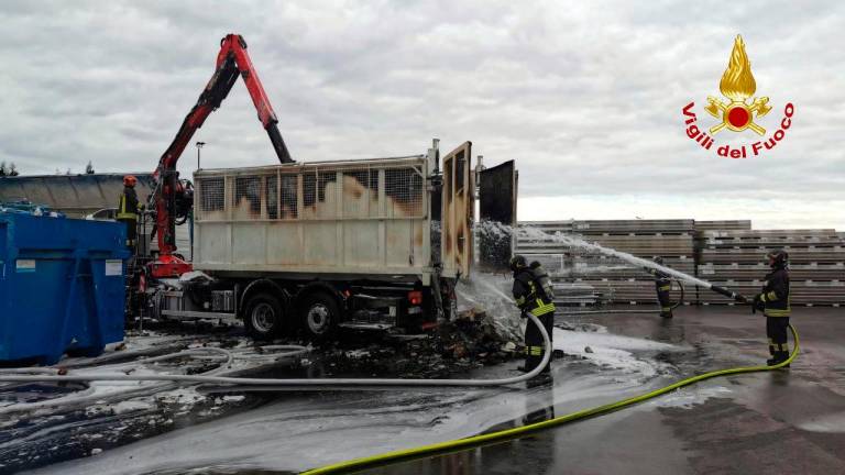 Cesena, camion a fuoco a Case Castagnoli