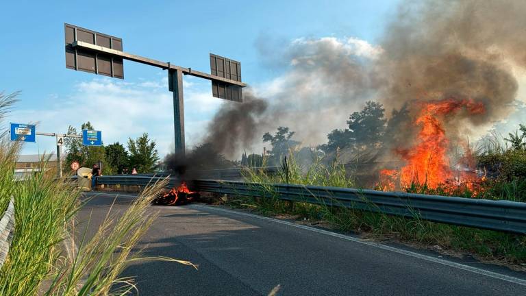 Incidente, incendio e maxi colonna di fumo in cielo: moto a fuoco sulla rampa dell’uscita 4 nella Secante a Cesena VIDEO