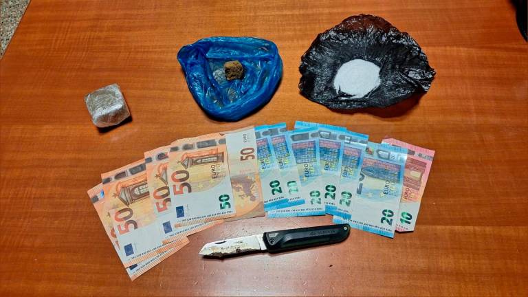 Il danato, la droga e il coltello posti sotto sequestro