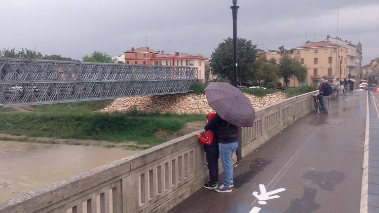 Maltempo Faenza, le immagini della costruzione del muro su via Cimatti