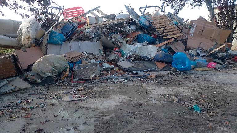 Quel che resta dei garage di un centinaio di famiglie allagate dall’alluvione in paese FOTO MMPH