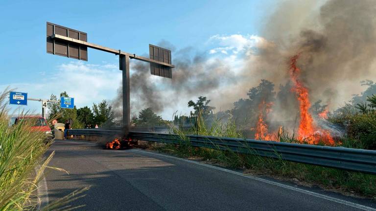 Incidente, incendio e maxi colonna di fumo in cielo: moto a fuoco sulla rampa dell’uscita 4 nella Secante a Cesena VIDEO