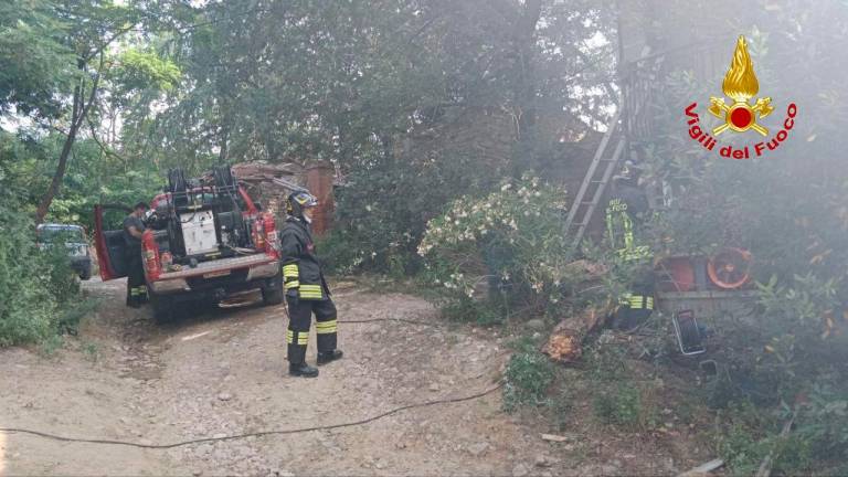 Mercato Saraceno, 52enne salvata dal rogo della sua casa, soccorsa per intossicazione - VIDEO