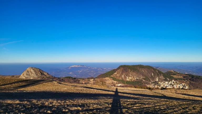 Vista oggi pomeriggio dal Monte Carpegna con Villagrande, San Marino e la foschia o nebbia della pianura e della costa (Foto Veruschka Cangiari )