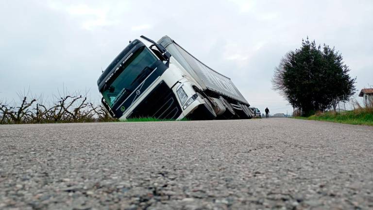 Cesena, il navigatore gli fa sbagliare strada e finisce nel fosso con il camion