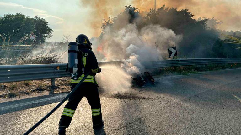 Incidente, incendio e maxi colonna di fumo in cielo: moto a fuoco sulla rampa dell’uscita 4 nella Secante a Cesena VIDEO