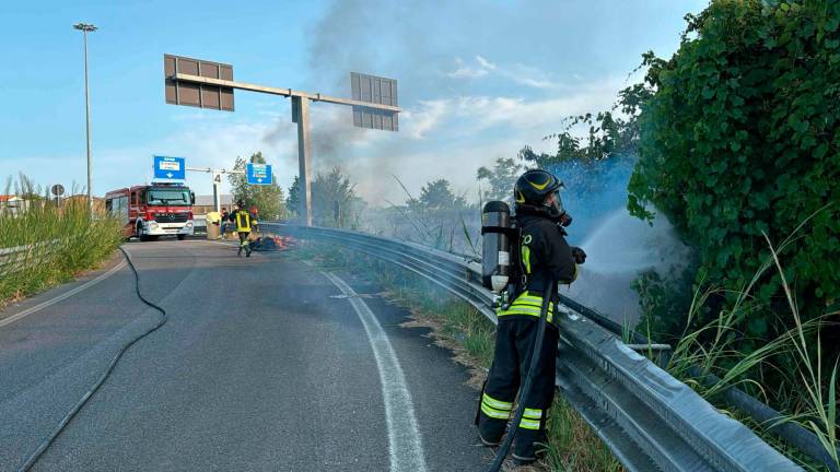 Incidente, incendio e maxi colonna di fumo in cielo: moto a fuoco sulla rampa dell’uscita 4 nella Secante a Cesena VIDEO