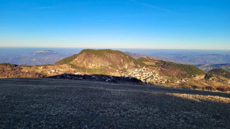 Vista oggi pomeriggio dal Monte Carpegna con Villagrande, San Marino e la foschia o nebbia della pianura e della costa (Foto Veruschka Cangiari )