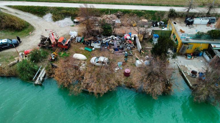 Dall’alto i rifiuti abbandonati nell’area del capanno