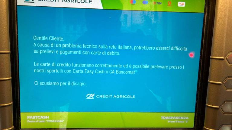 Un avviso da un bancomat Credit Agricole: il disservizio è generale in tutta Italia