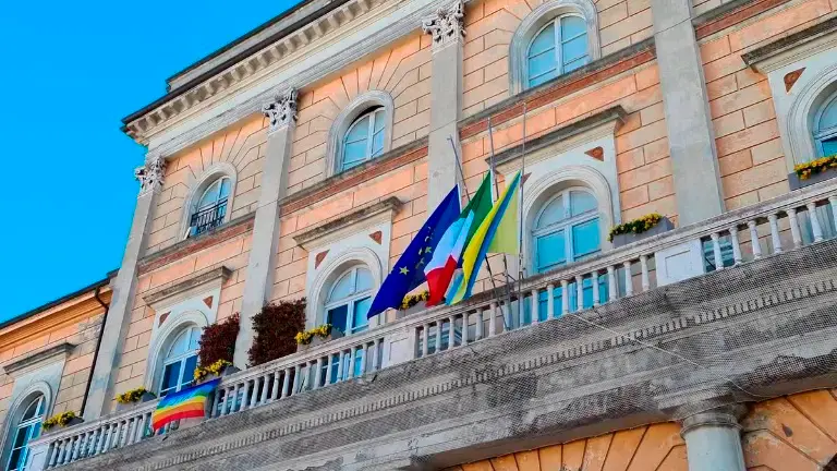 Bandiere a mezz’asta in municipio a Santarcangelo