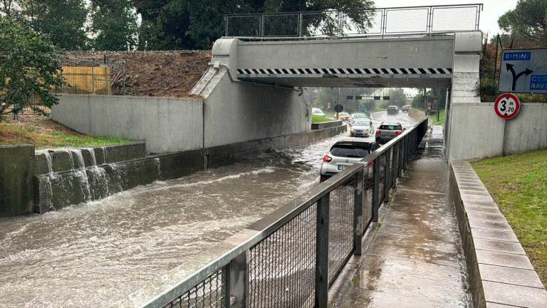 Maltempo a Cesenatico, caduti 100 millimetri di pioggia in poche ore, chiuso un tratto di viale Carducci - Gallery