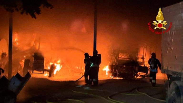 Forlì, maxi-incendio nella notte in un capannone con mezzi agricoli e rimorchi VIDEO