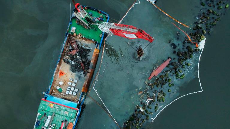 Cesenatico, il recupero del peschereccio dopo lo schianto sugli scogli VIDEO GALLERY