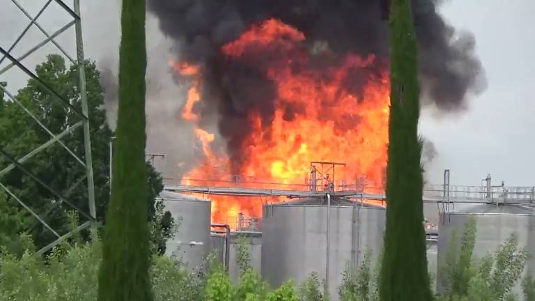 Faenza, incendio alla Caviro, il Comune: State almeno ad un chilometro dalla zona VIDEO