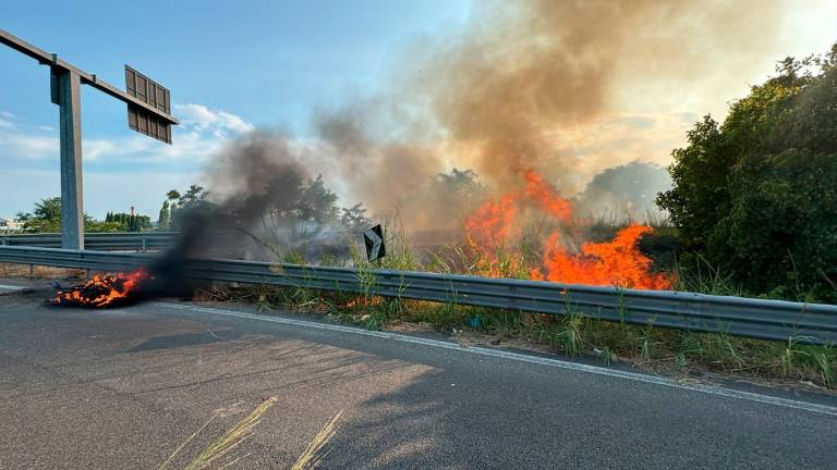 Incidente, incendio e maxi colonna di fumo in cielo: moto a fuoco sulla rampa dell’uscita 4 nella Secante a Cesena VIDEO