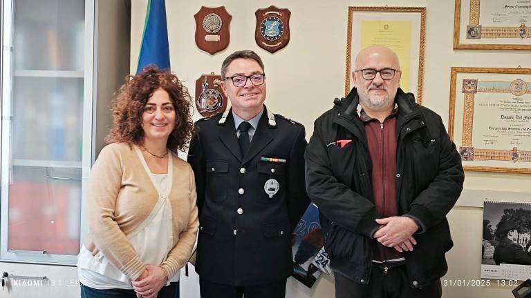 Santarcangelo, la Polizia dona alla cooperativa sociale 30 giubbotti contraffatti sequestrati alla Fiera