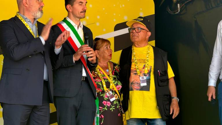 Tonina e Paolo Pantani sul palco con il sindaco Gozzoli e il presidente della Regione Bonaccini (Foto e video Gianmaria Zanotti)