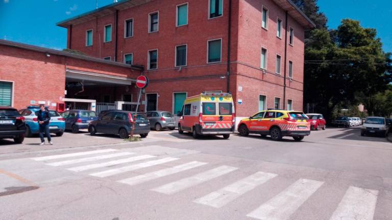 La stazione di Faenza raggiunta dai sanitari del 118 (foto Monti Mmph)