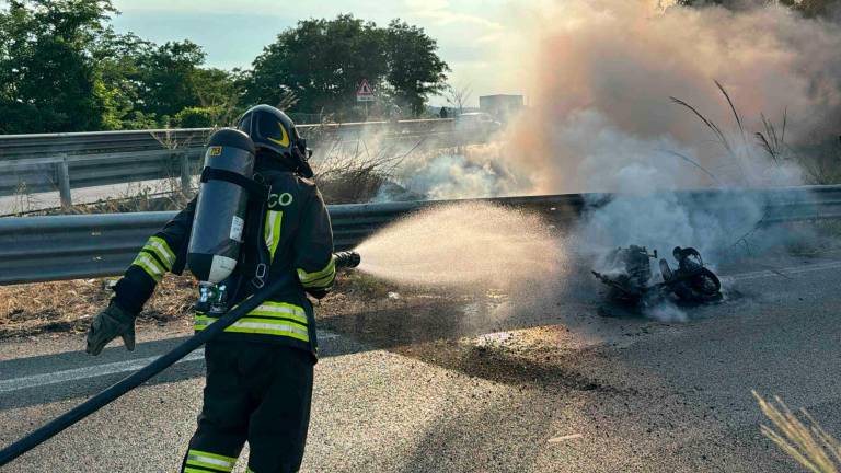 Incidente, incendio e maxi colonna di fumo in cielo: moto a fuoco sulla rampa dell’uscita 4 nella Secante a Cesena VIDEO