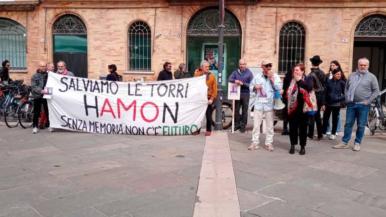 Ravenna, presidio per le torri Hamon: “Se sono solo oggetti, allora abbattiamo anche San Vitale” VIDEO