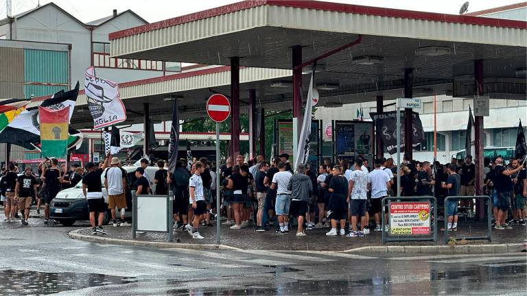 Il corteo della curva Mare dalla stazione all’Orogel Stadium-Dino Manuzzi: “Ti seguo sempre anche se piove sempre!” VIDEO GALLERY