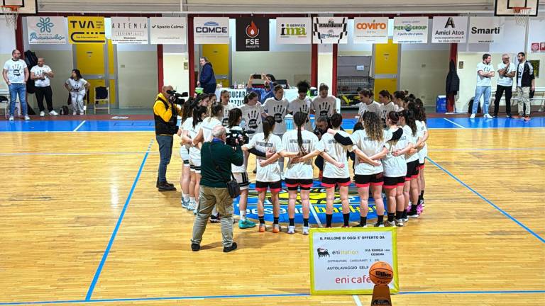 Insulti razzisti alla gara basket, la risposta dal parquet di Cesena e Rimini VIDEO