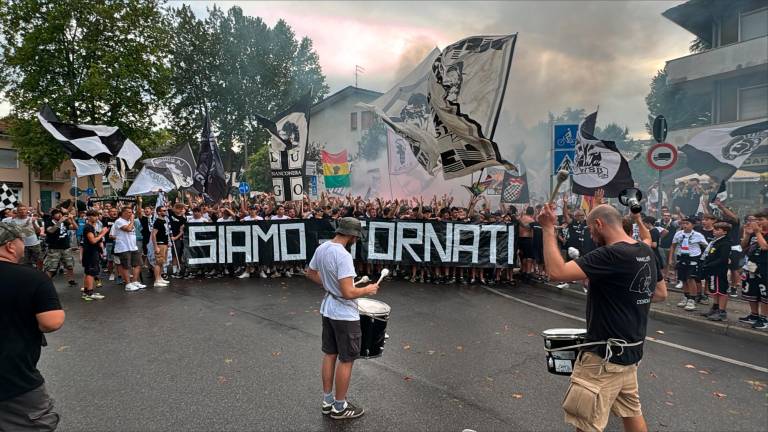 Il corteo della curva Mare dalla stazione all’Orogel Stadium-Dino Manuzzi: “Ti seguo sempre anche se piove sempre!” VIDEO GALLERY