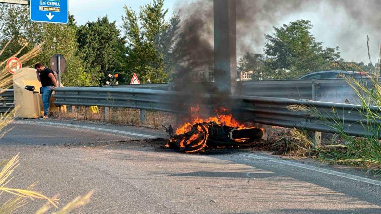 Incidente, incendio e maxi colonna di fumo in cielo: moto a fuoco sulla rampa dell’uscita 4 nella Secante a Cesena VIDEO