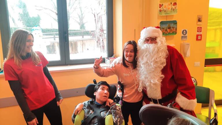 Davide Marchetti con alcuni ragazzi disabili ai quali ha portato i doni di Natale