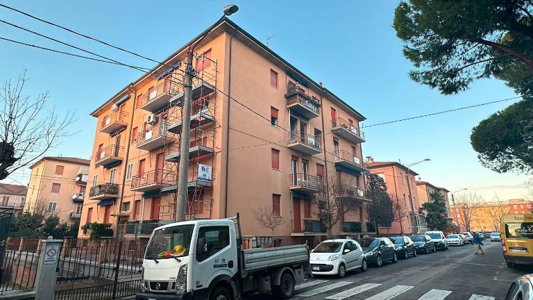 Le impalcature montate da ieri nel condominio di via Gioberti coinvolto venerdì scorso nell’esplosione FOTO MMPH