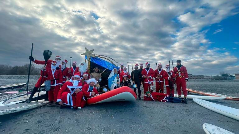 Cesenatico, 40 Babbi Natale in sup pagaiano sul porto canale tra musica e lanci di caramelle per far festa per S.Stefano