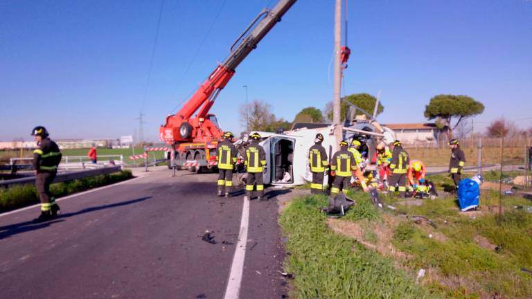 Ravenna, terribile incidente e l’auto si inserisce nel camion: grave un giovane - Gallery